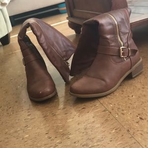 Woman’s used boots size 7.5